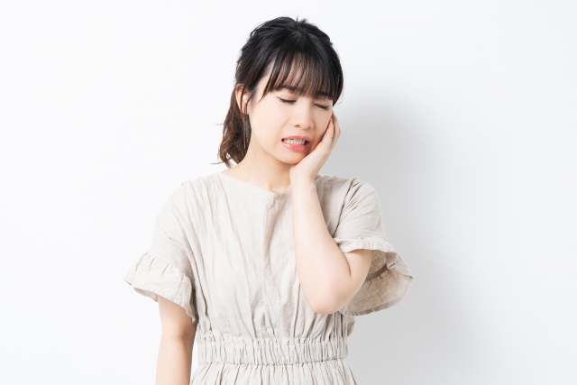歯が痛む女性